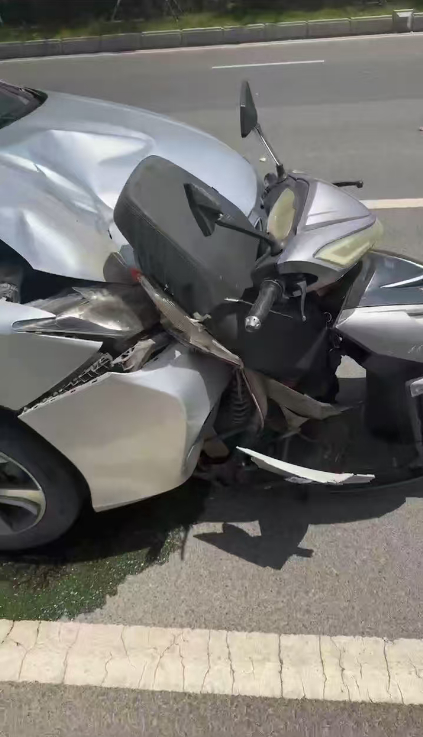 高三学生被车辆撞击一年后死亡，邻居涉嫌故意杀人，一审开庭未宣判