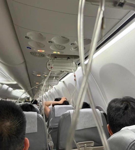 上海飞东京载191人航班速降8000米后备降大阪,乘客:氧气面罩突然掉落,空姐都要哭了