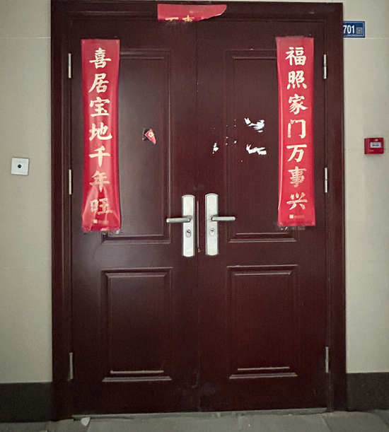 探访“500平米房子装20多台空调19个马桶”现场:物业称装修已停工,去年已有人投诉