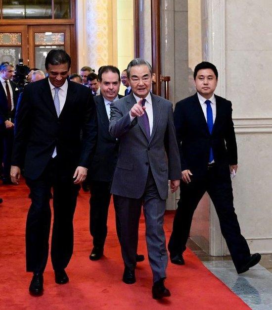 王毅会见美中贸易全国委员会董事会代表团