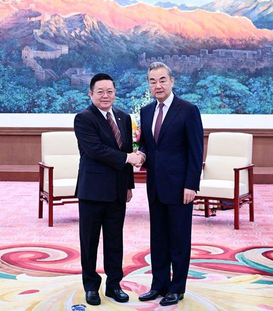 王毅会见东盟秘书长:近日柬泰边境冲突令人痛心和担忧