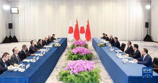 当地时间11月16日下午,国家主席习近平在旧金山会见日本首相岸田文雄图:新华社