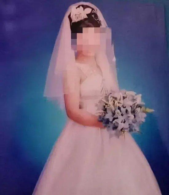 女教师新婚8个月遇害!警方掘坟提取DNA重启调查,疑犯丈夫21年后再受审