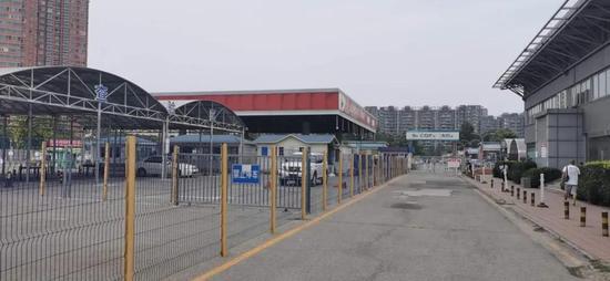 冷清的花乡二手车市场入口。图/石若萧