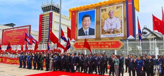 △习主席离开金边时,柬埔寨领导人和民众到机场送行。(总台央视记者周志国拍摄)