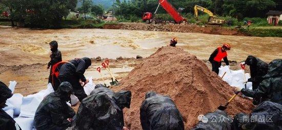 台风“蝴蝶”引发强降雨,广东各地民兵紧急出动救援