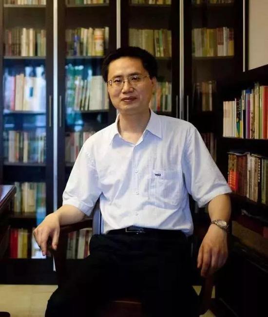 陈伟军:曾在南方日报社工作7年,2005年调入暨南大学新闻与传播学院任教,2009年评定教授,2013年遴选为博士生导师。
