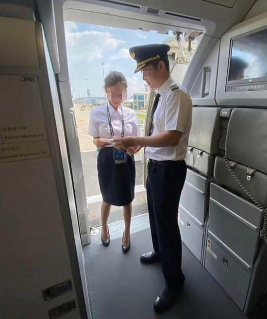 南航机长伤人后坠亡,网传其能力排查不合格,业内人士揭晋升内幕