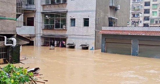 重庆遭遇特大暴雨 垫江暴雨已致6人死亡 居民：超市收银台都被水冲走了