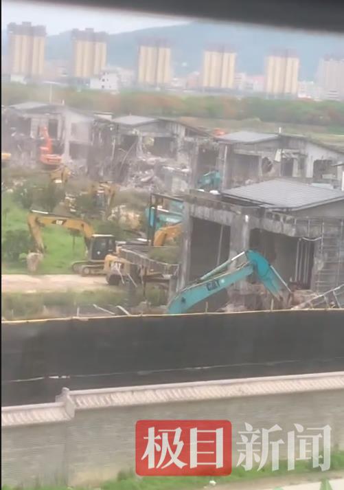居民称耗资上亿元的违建豪宅“英之园”已开始拆除,多台挖机正在作业,官方回应
