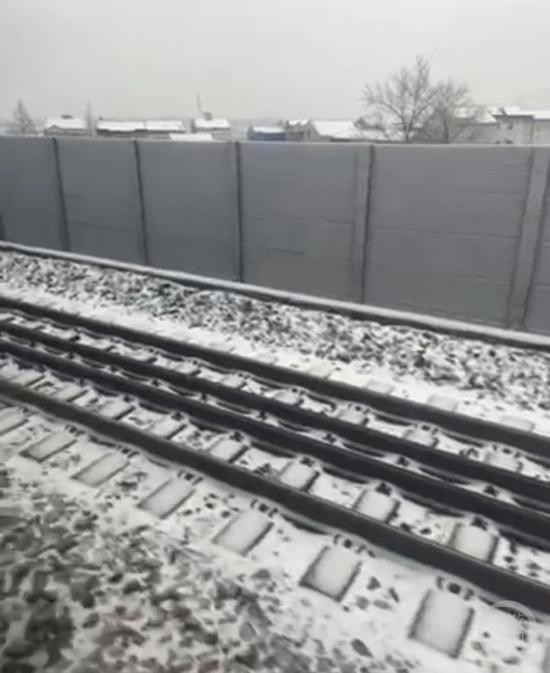 网友发来的视频显示,铁轨上覆盖着白雪。