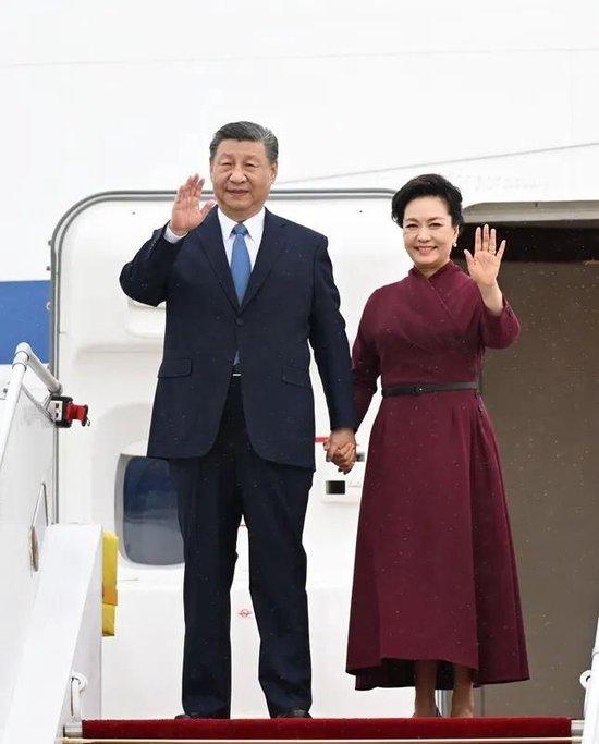 △当地时间2024年5月5日,习近平主席乘专机抵达巴黎,应法兰西共和国总统马克龙邀请,对法国进行国事访问。
