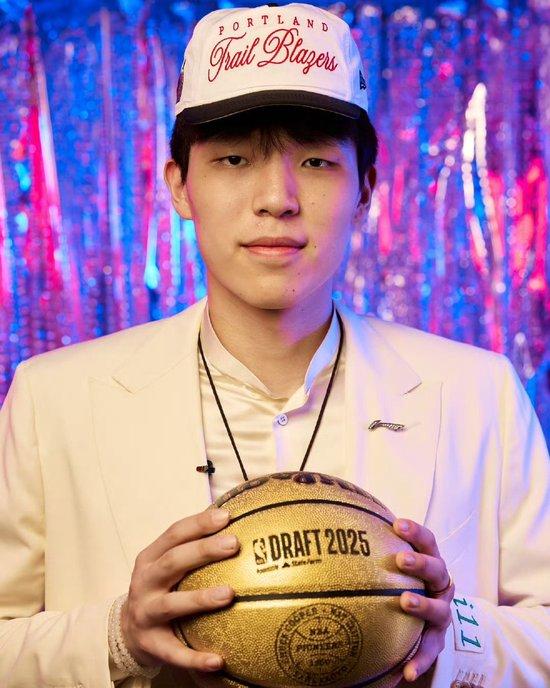 中国男孩杨瀚森闯入NBA:拿到2000万美元薪酬,未来商业价值几何