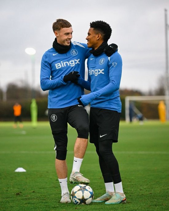 备战强敌!切尔西晒照帕尔默回归,在训练场与埃斯特旺相谈甚欢