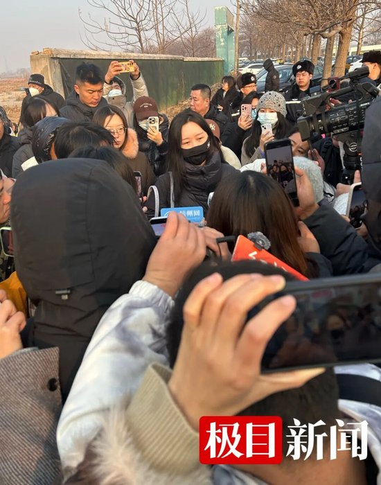 男子毒死9条宠物狗案一审获刑4年,判决书披露其作案动机:不满犬只向他电动三轮车撒尿,将灭鼠药混入熟鸡脖小区投毒