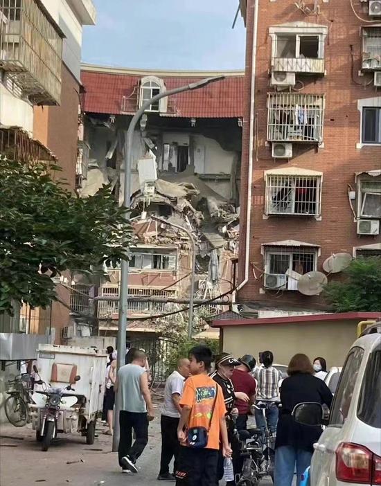 天津北辰区一小区发生爆炸事故，居民：听到很大爆炸声，看到3号楼体出现坍塌