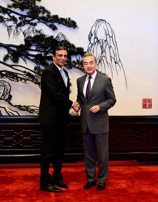 王毅会见美中贸易全国委员会董事会代表团