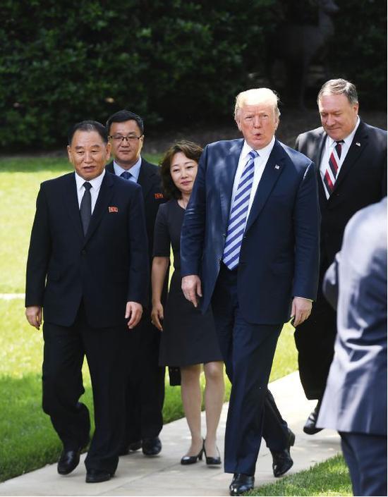 6月1日,在美国华盛顿,美国总统特朗普(前右)在白宫会见朝鲜劳动党中央委员会副委员长金英哲(前左)。右一为美国国务卿蓬佩奥。图/视觉中国