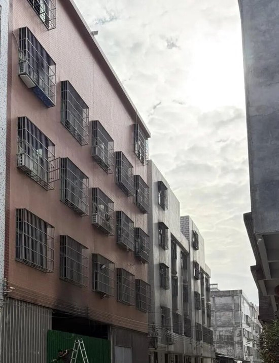 广东汕头火灾致12人遇难，家属讲述逃生细节：妻子和6个孩子幸存，大女儿冲出火场，妻子带两孩子从后门逃生，另三个孩子被消防救下