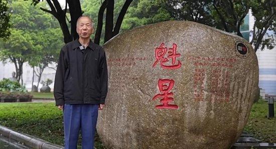 34岁王虹教授北大开讲,韦东奕坐第一排听,老家村民:她从小就聪明