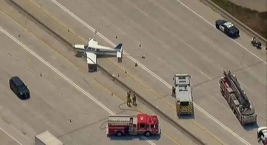 派珀“PA-32”型飞机由于故障迫降在公路上