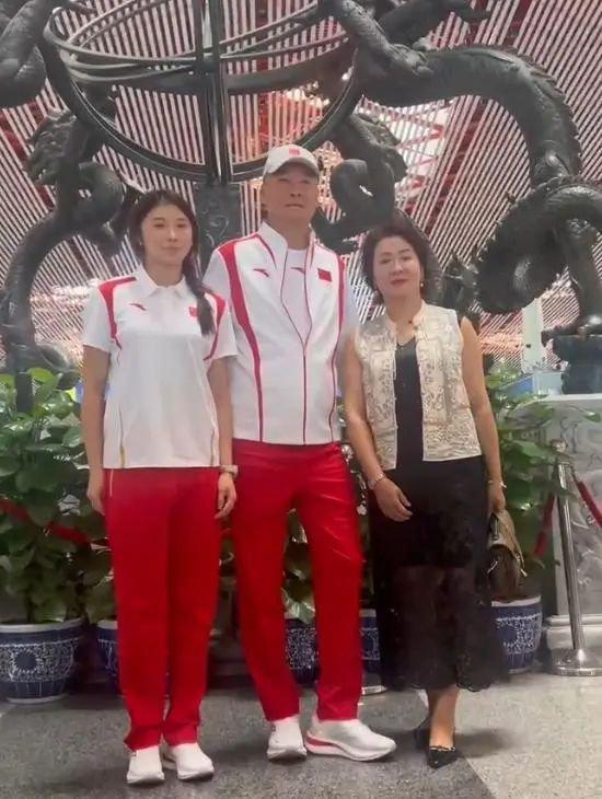 ▲出发前,教练杨辉与吴艳妮母女二人合影 受访者供图