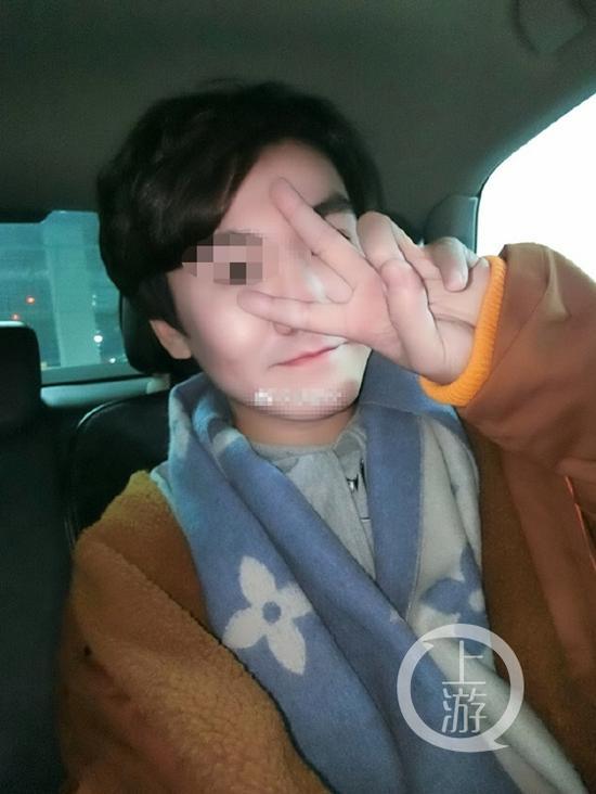 △胡某文在微博上发布围着LV围巾的照片。
