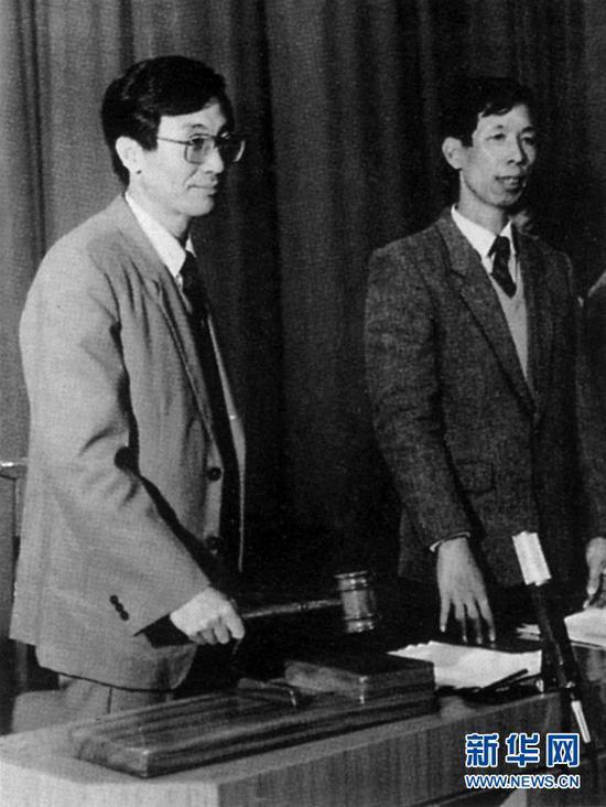 1987年12月1日,深圳敲响中国土地拍卖第一锤。新华社发(深圳博物馆图)