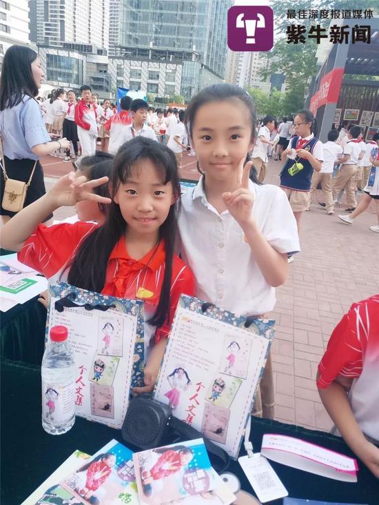 小Kimi(左)参加公益活动