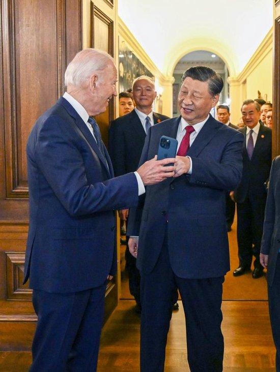 当地时间11月15日中午,美国旧金山郊外的斐洛里庄园,习近平主席结束同美国总统拜登的晤谈,出席拜登总统举行的宴会。这是拜登在手机上展示1985年习近平在担任正定县委书记时访问旧金山的一张照片。