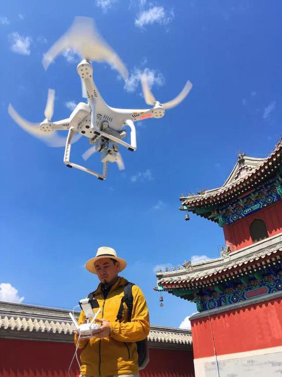 体育频道记者正运用无人机拍摄