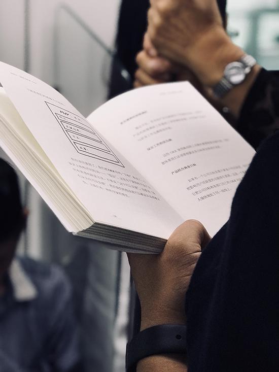 《OKR工作法:谷歌、领英等公司的高绩效秘籍》,他大约在互联网公司工作吧。
