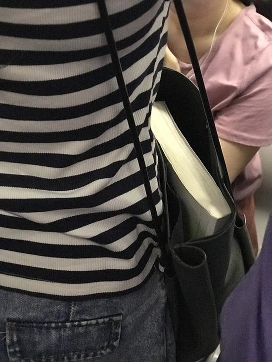 她带了书上地铁,并没有拿出来看,但她心中有书。