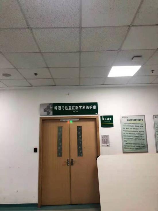 图为李文亮医生抢救病房外 记者李微敖/摄