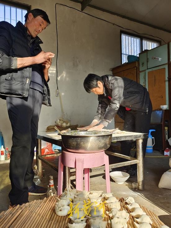 "拉面哥"走红这一年:给村里300多老人买保险 还是出名好