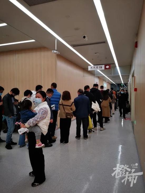 (上周日晚上8点,杭州一家医院急诊检查窗口的队伍排出了几十米)