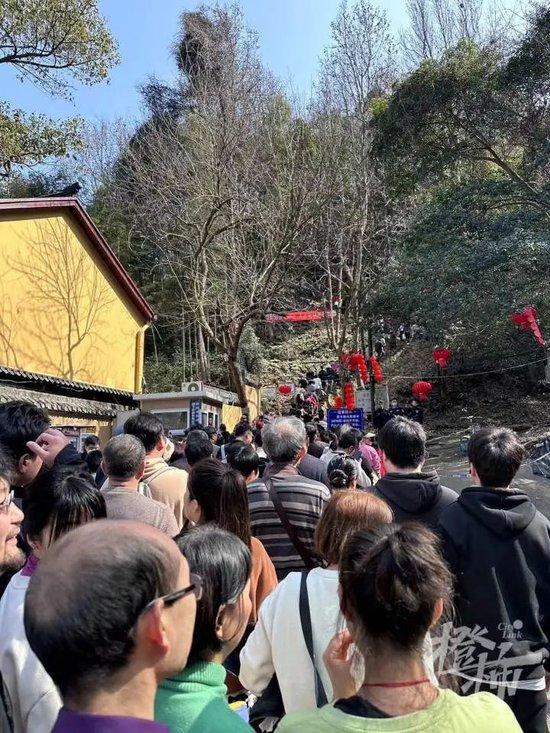 超4万人涌入杭州北高峰拜财神，灵隐寺吃素面的游客排到后厨门口