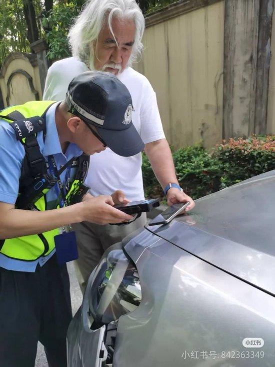 “我不认识张纪中”！74岁张纪中开车送娃上学撞车后遇尴尬