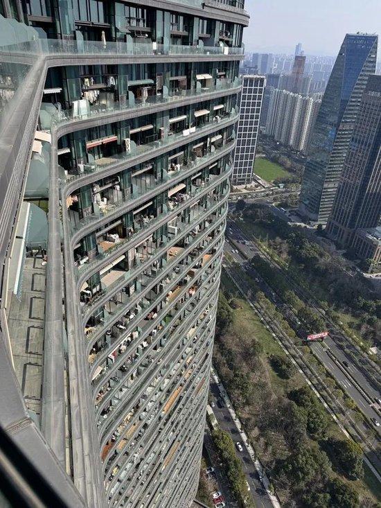 “网红大楼”跌落神坛!巅峰时有近2万张门禁卡,被污名后租客不敢租了,房价租金直跌