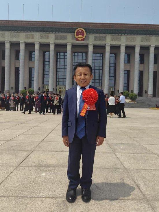 身高只有一米二五,他从辍学高中生逆袭成为身价过亿的企业家