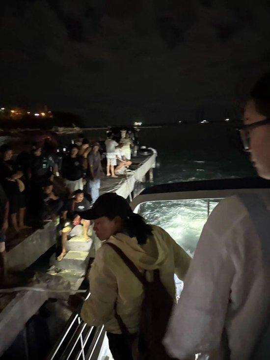 巴厘岛载80人快艇倾覆，2名遇难中国游客身份确认，亲历者：船体倒扣海水涌入，舱门打不开从窗户逃生