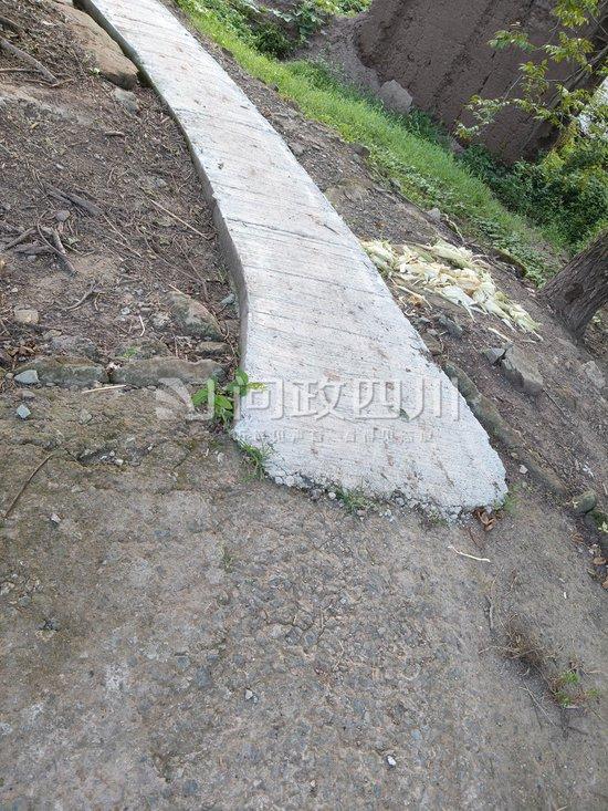 四川内江一村1.5米宽土路只硬化了0.8米?镇政府:原土路非全部都宽1.5米