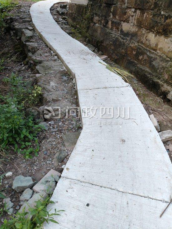 四川内江一村1.5米宽土路只硬化了0.8米？镇政府：原土路非全部都宽1.5米