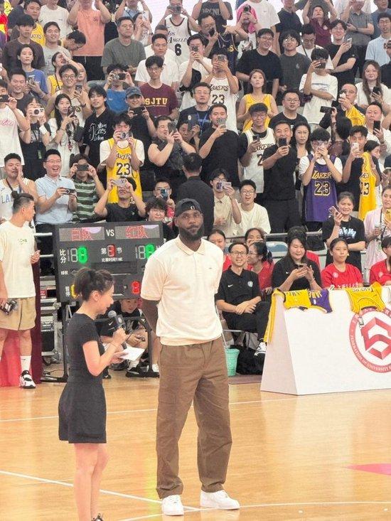 詹姆斯现身上海交大 与全场球迷热情互动
