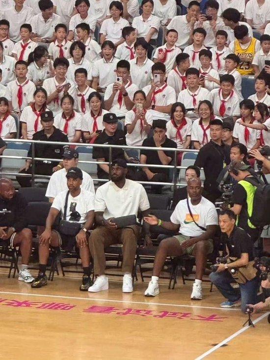 詹姆斯现身上海交大 与全场球迷热情互动