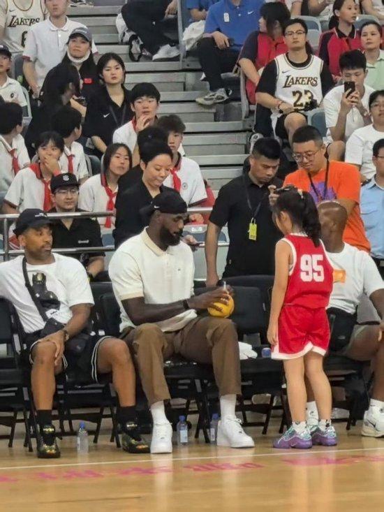 詹姆斯现身上海交大 与全场球迷热情互动