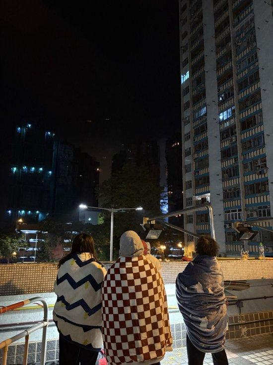 香港大埔住宅楼大火延烧的一夜