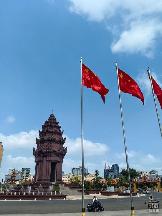 △柬埔寨独立纪念碑前悬挂的中国国旗。(总台央视记者段德文拍摄)