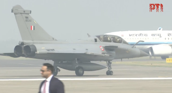 现场画面!印度总统乘坐“阵风”战斗机进行飞行体验