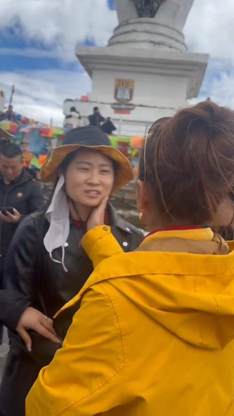 央视主持人朱迅在景区救人!发现女游客身体不适,第一时间冲上去